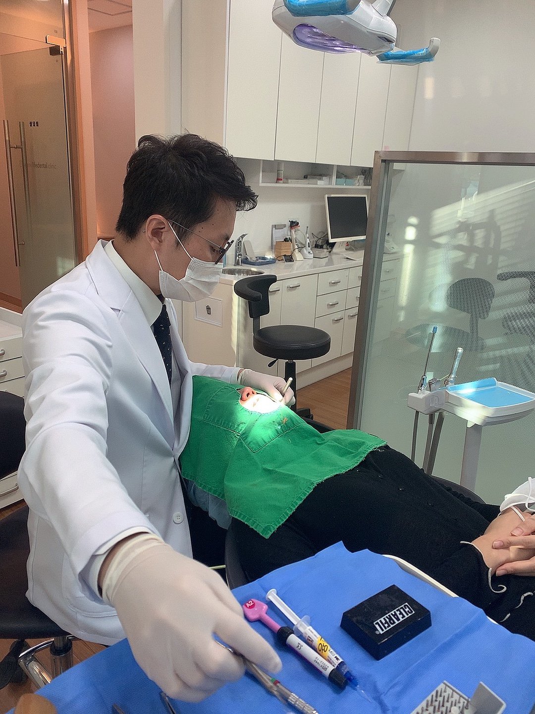 옥유호 원장 진료 모습